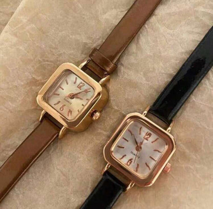 Reloj de cuarzo con caja cuadrada y correa A25QG09