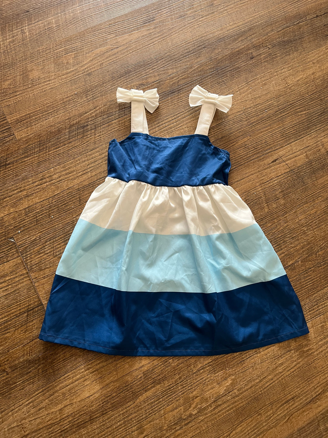 Vestido con bloques de color y tirantes AO010