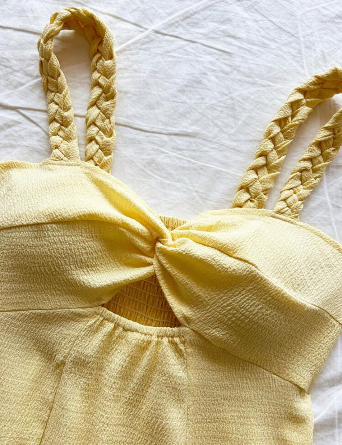 Vestido con mini cuello en V trenzado escotado A25PW010