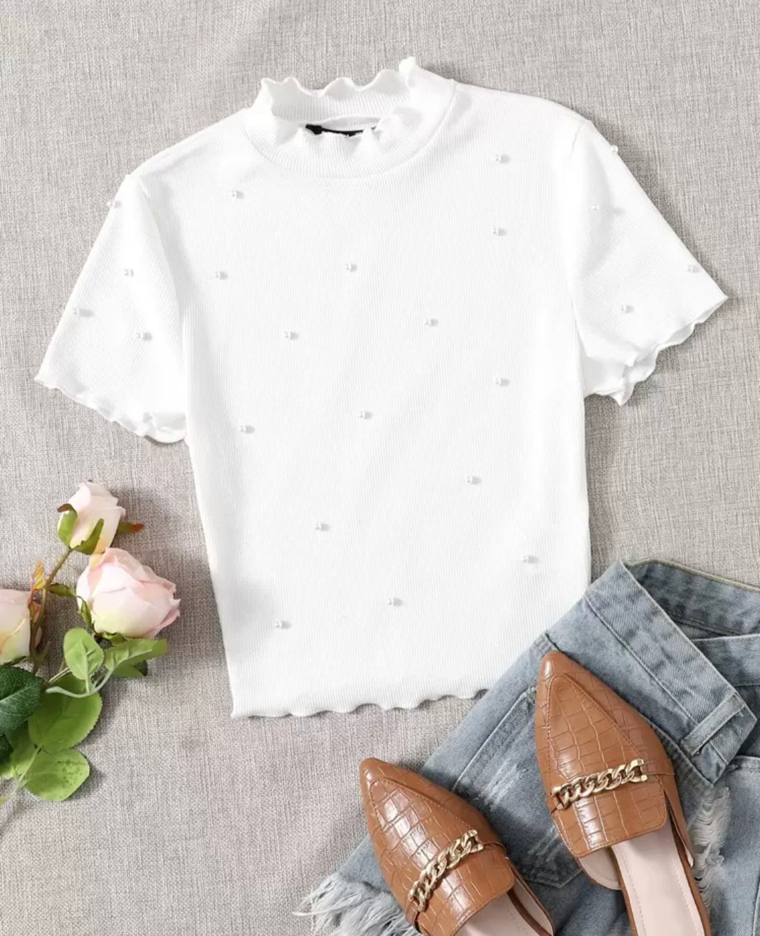 Top de manga corta ajustado con cuello e incrustado de perlas A25QE06