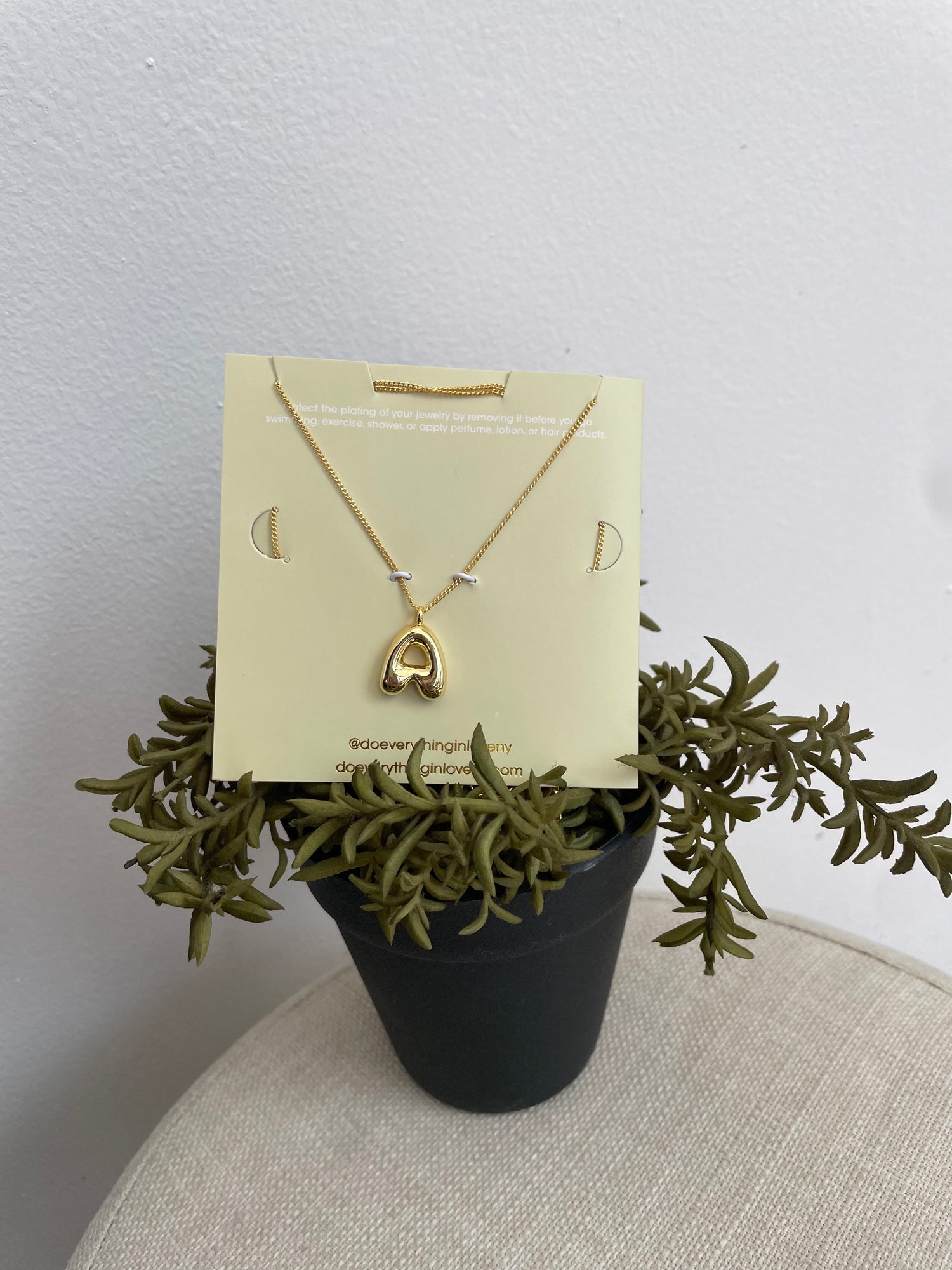 Collar con inicial minimalista AG25UE08