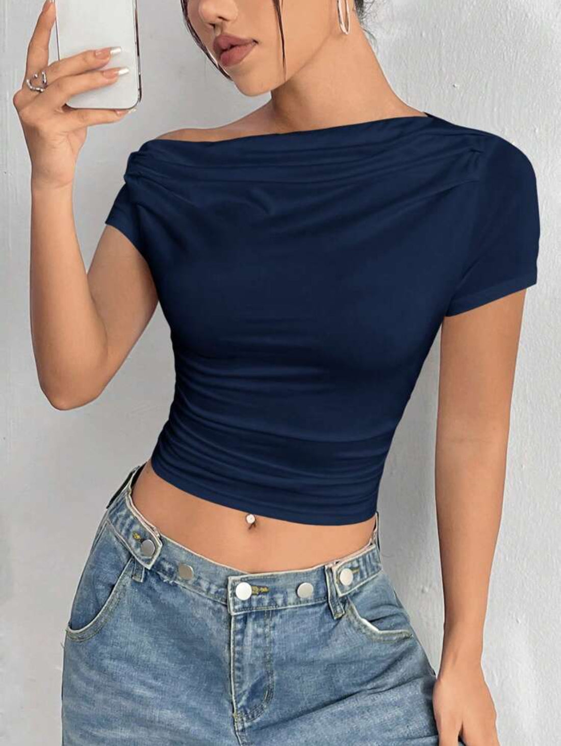 Camiseta corta para mujer con cuello asimétrico A25PÑ03