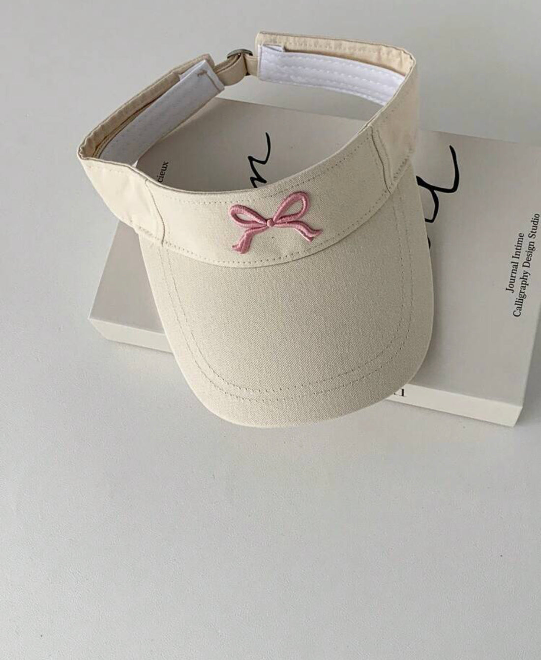 Visera de verano con bordado de lazo (Beige) A25PG010