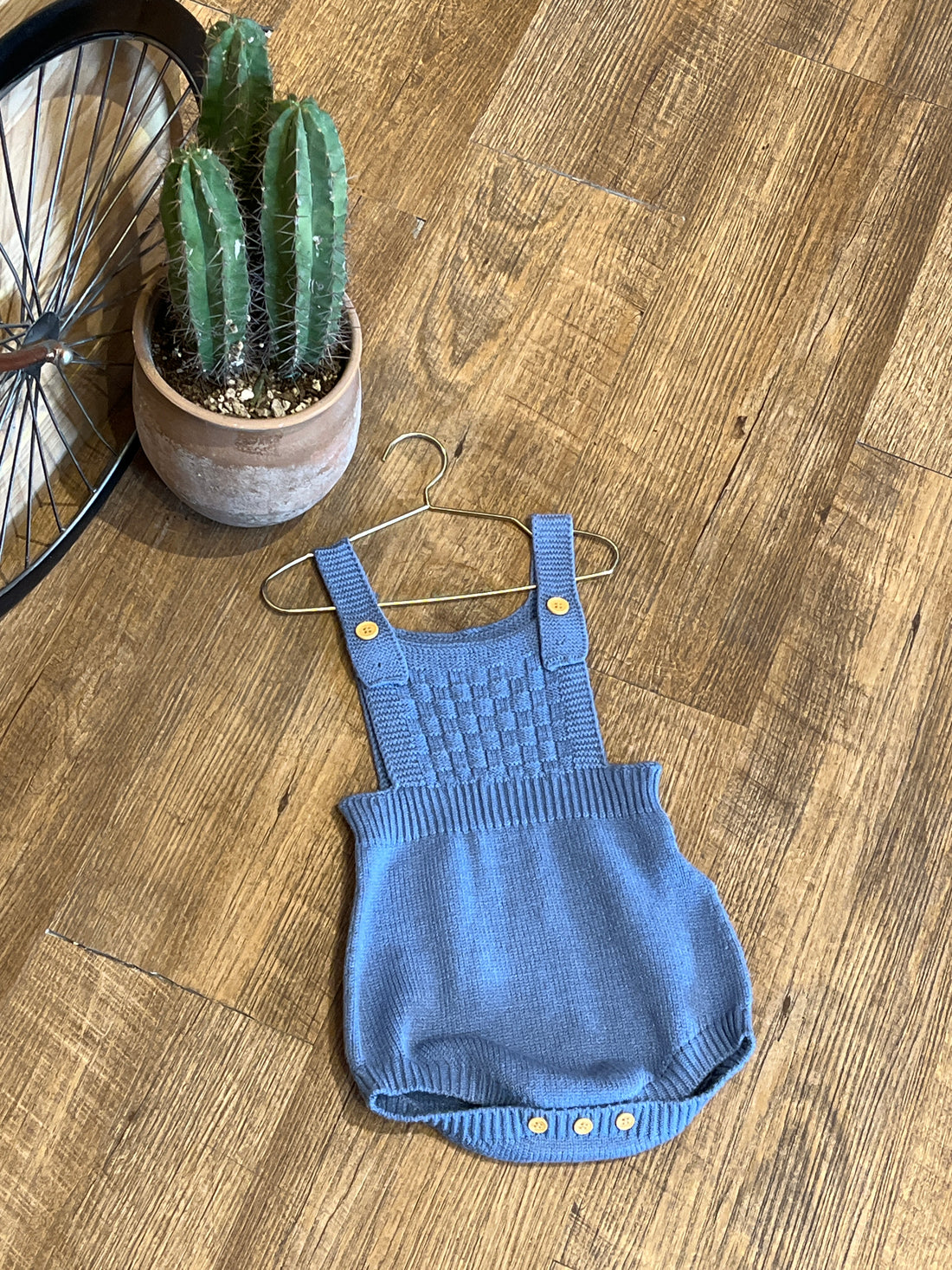 Traje de gateo de color liso AT04