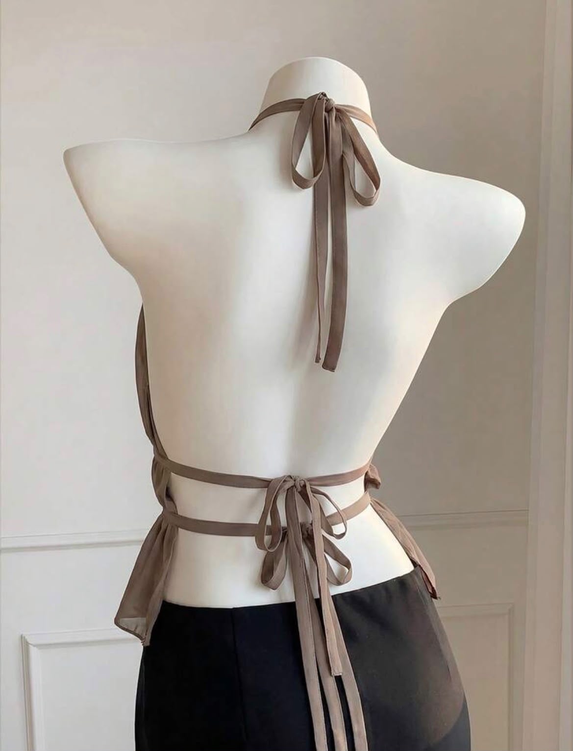 BLUSA SIN ESPALDA CON CUELLO HALTER JL26AF02