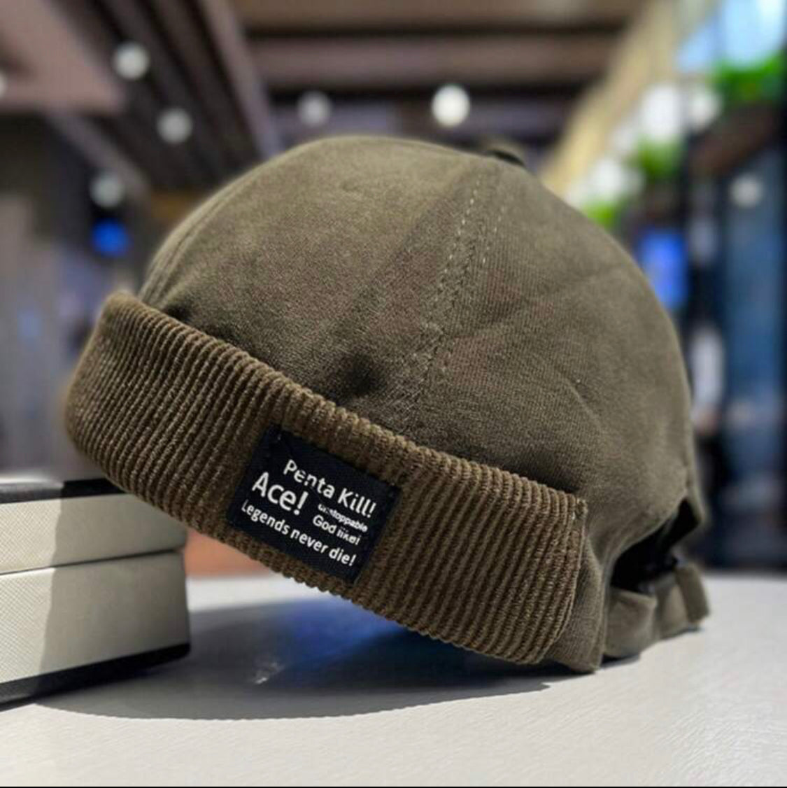 Gorra de estibador con parche de letra y rebite de cordón A25QD010