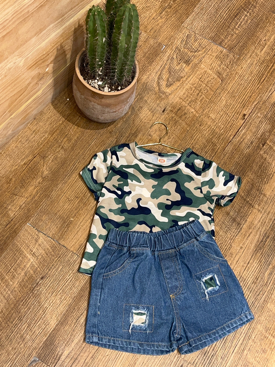 Conjunto camiseta y Short, diseño de camuflaje AQ07 ￼