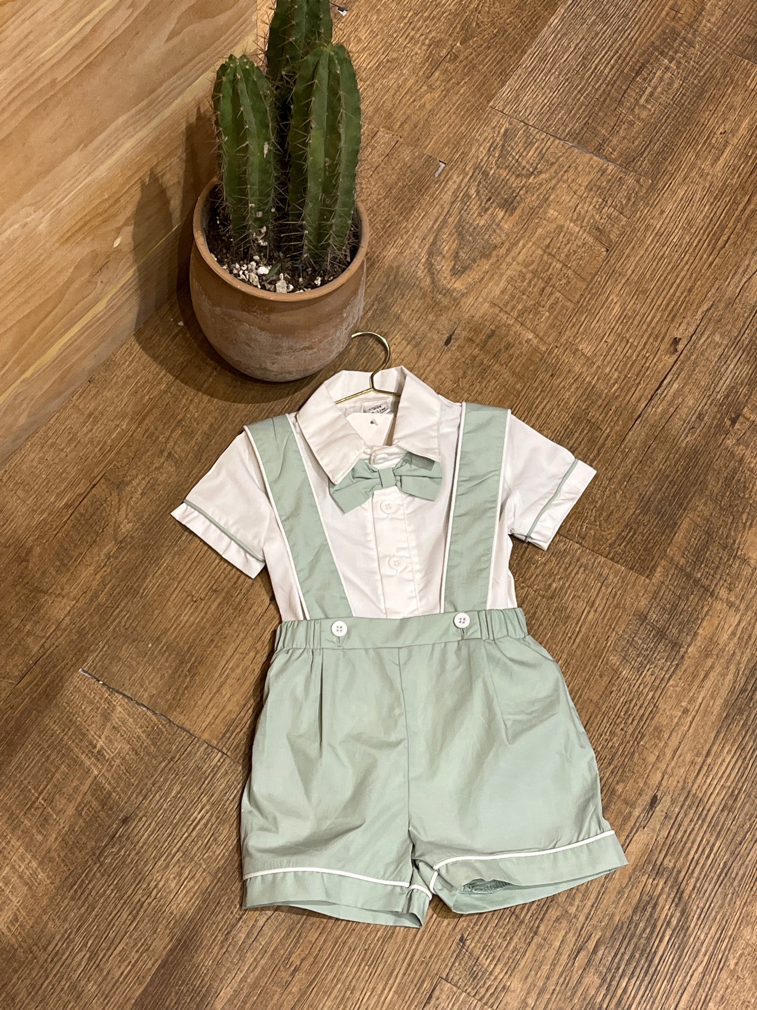 Camisa con lazo delantero, y Shorts de tiras AH01 ￼