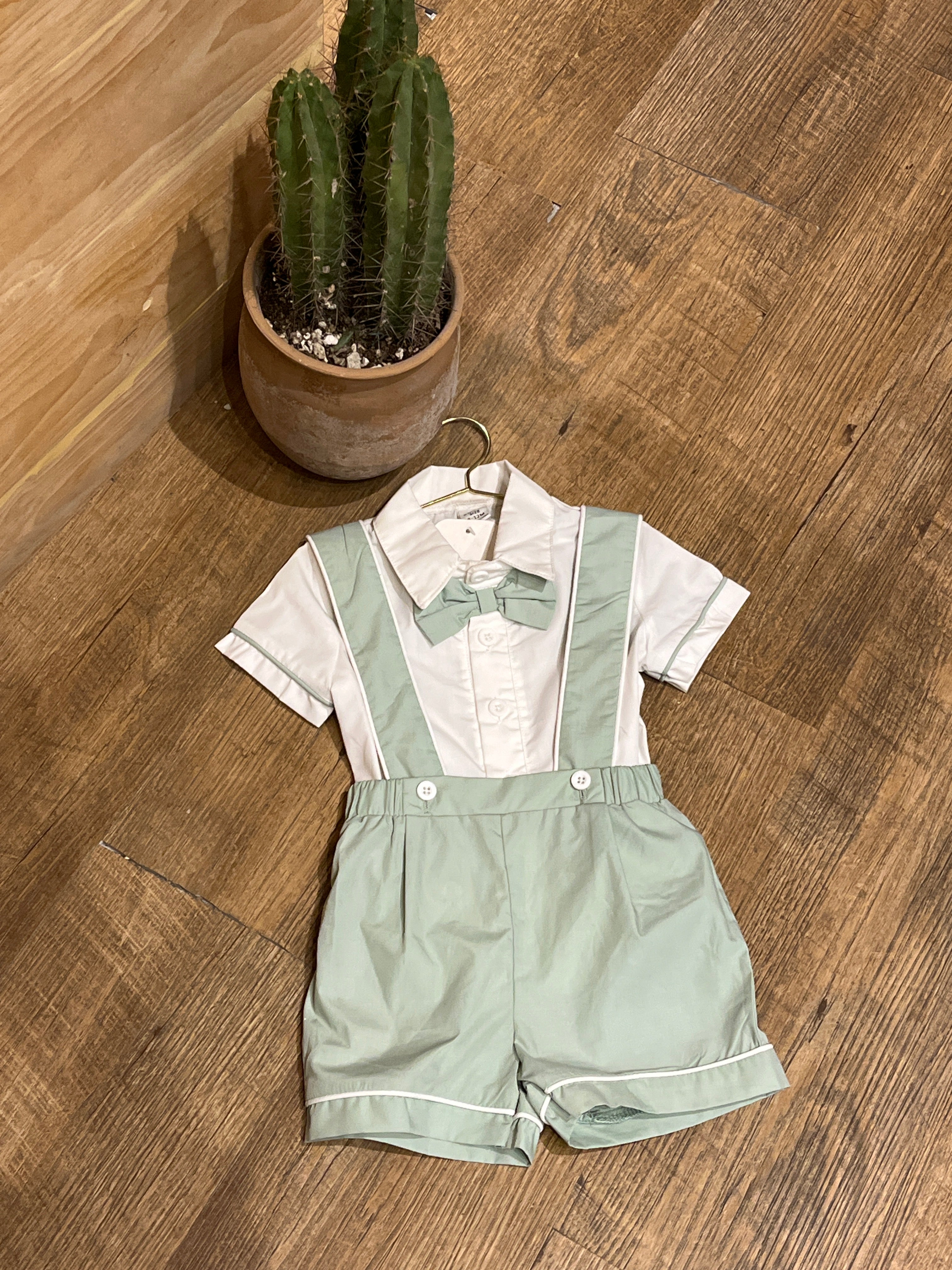 Camisa con lazo delantero, y Shorts de tiras AH01 ￼