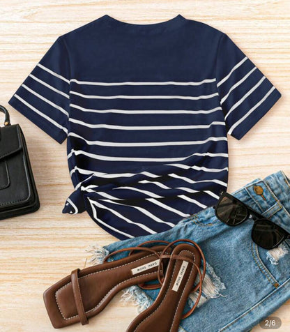 Camiseta gráfica de manga corta con cuello redondo a rayas A25PU05