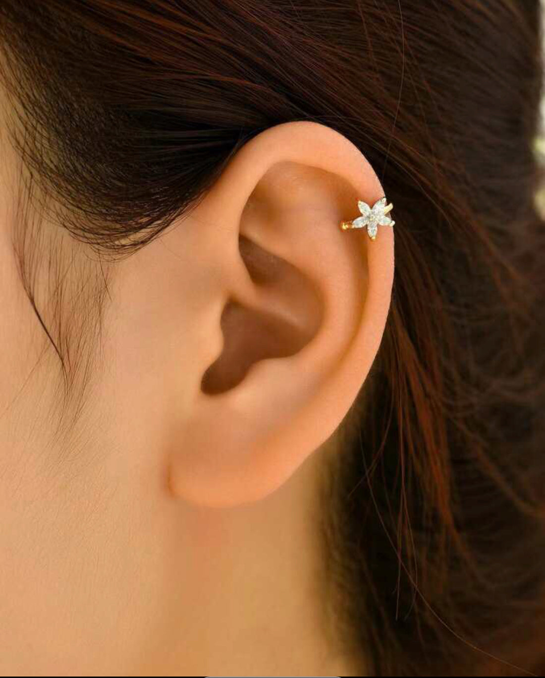 Pendiente tipo cuff con decoración de flor C A25QG05