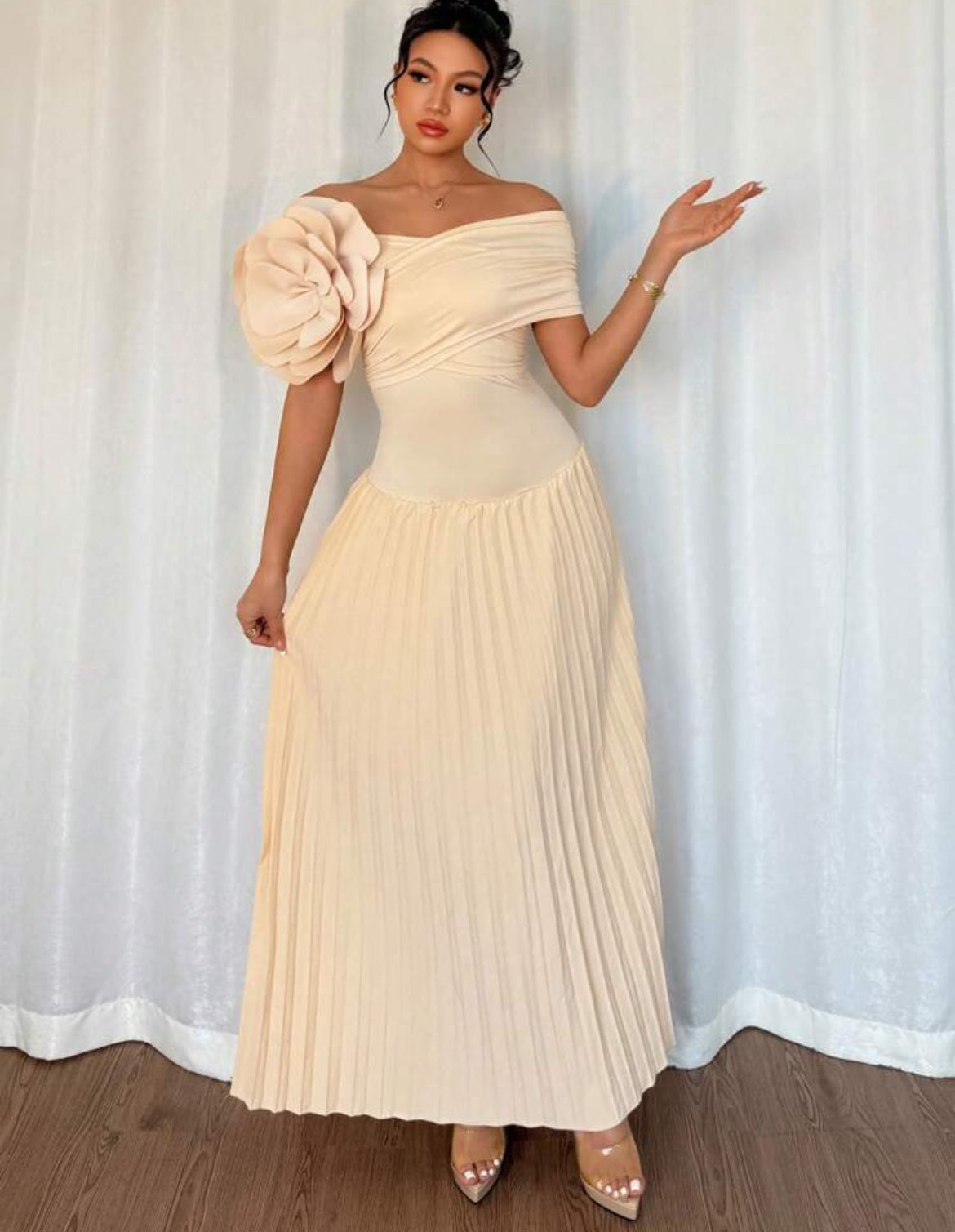 Vestido elegante plisado con flor S25UZ02