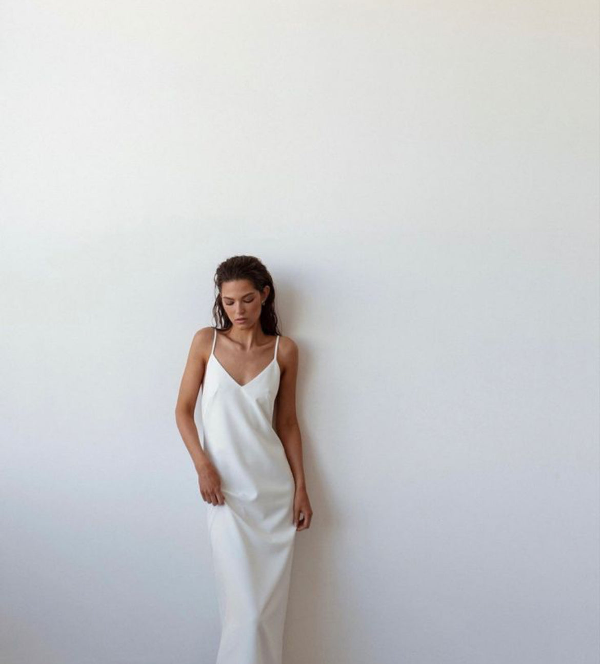 Vestido Satinado Beige con Tirantes J25QV07