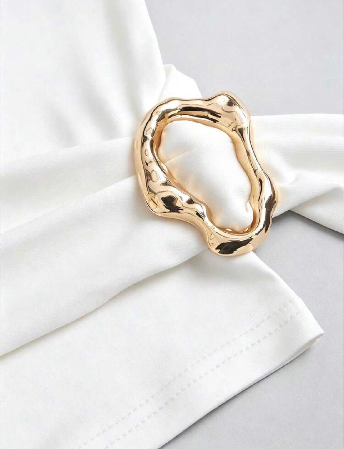 Blusa blanca con hebilla