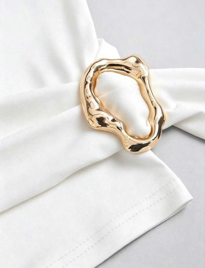 Blusa blanca con hebilla