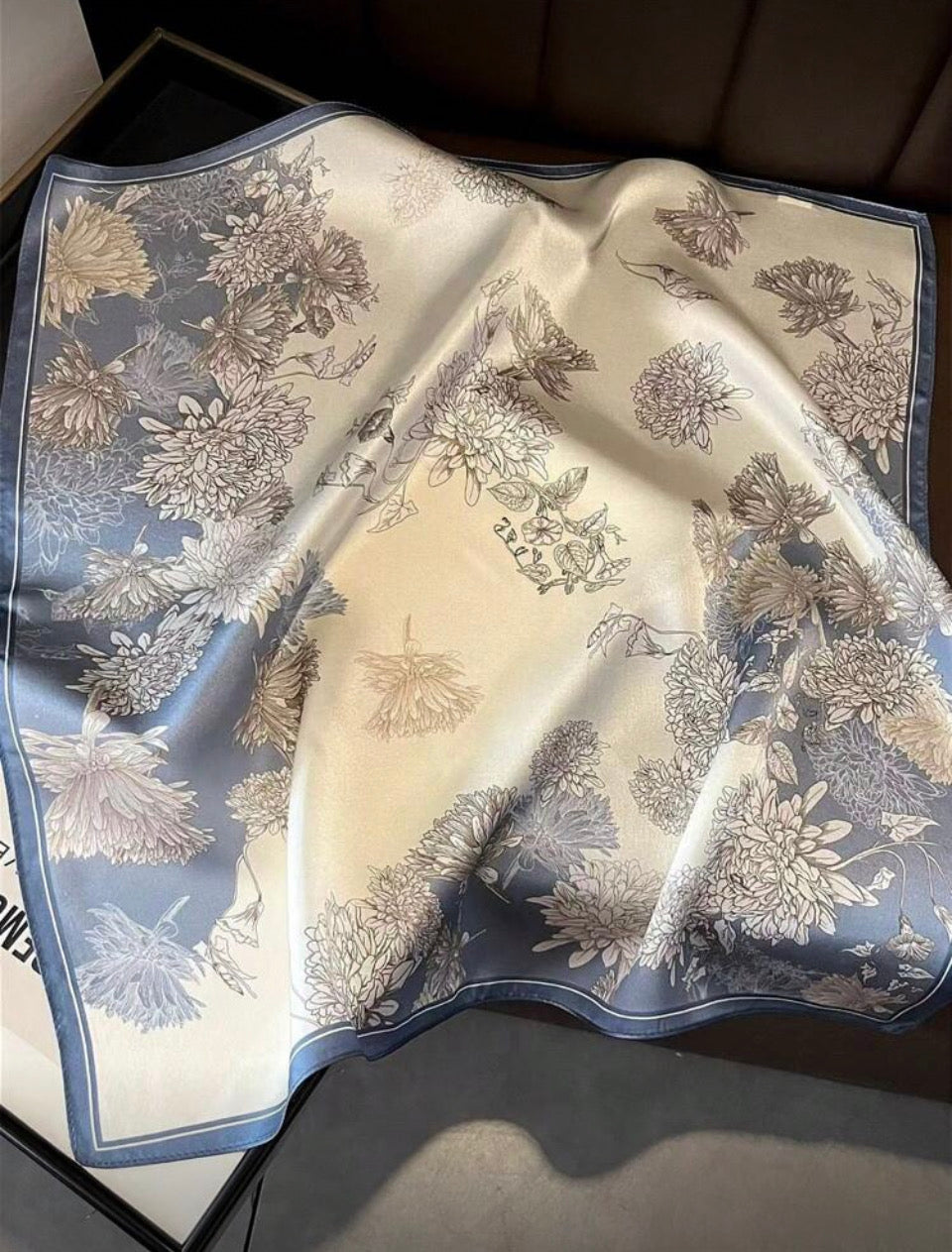 Pañuelo cuadrado con estampado floral O25WC05