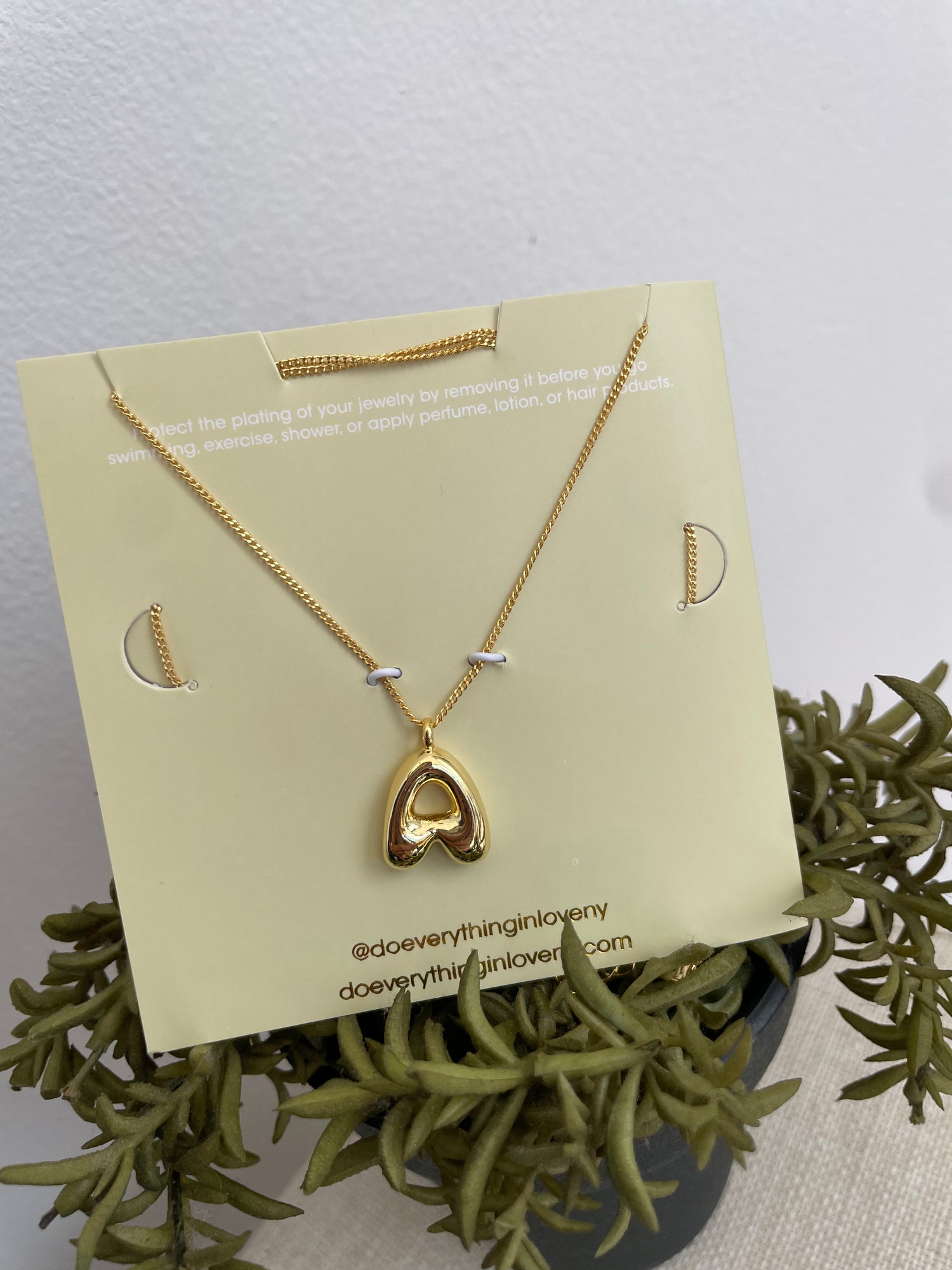 Collar con inicial minimalista AG25UE08