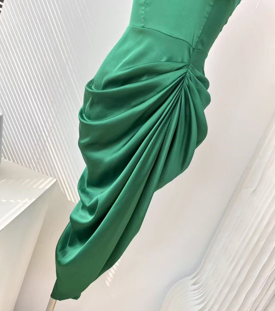 Vestido verde muslo de satén J25TF05