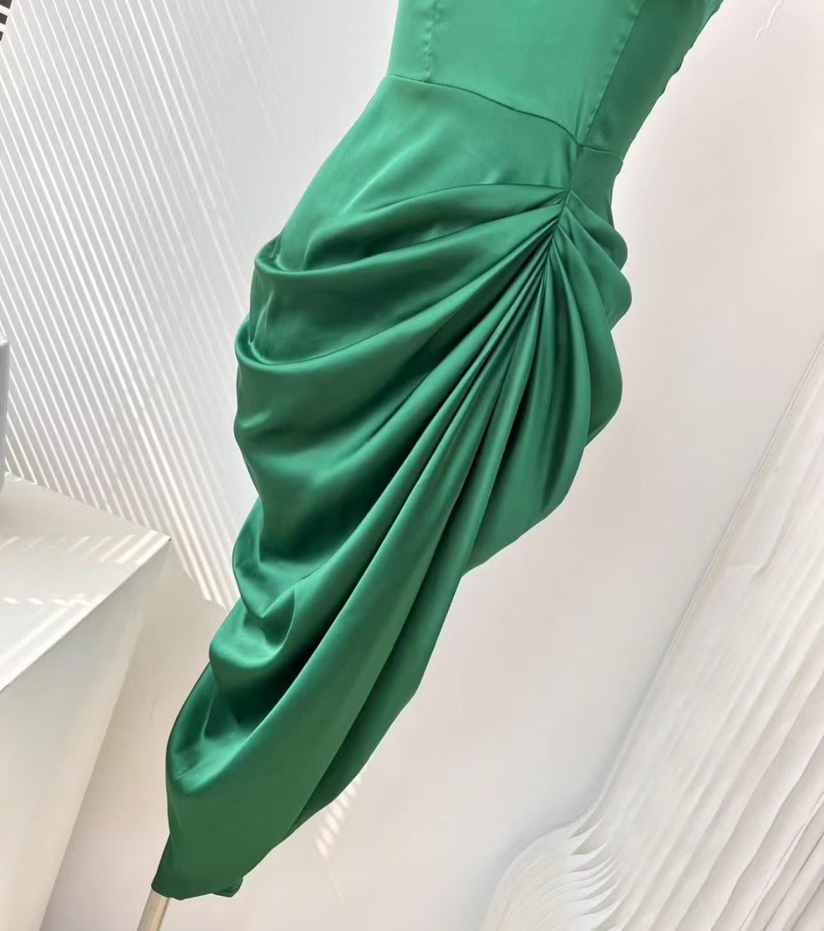 Vestido verde muslo de satén J25TF05