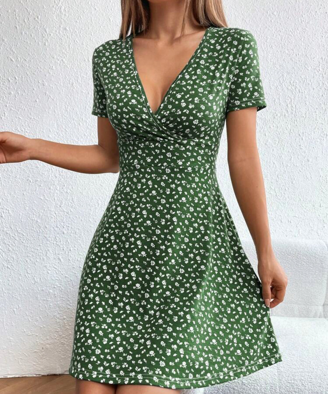 Vestido con lazo en la cintura y cuello en V A25QC01