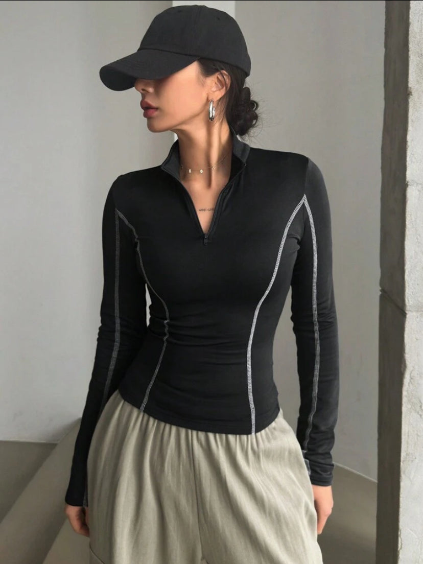 CAMISETA AJUSTADA CON CUELLO ALTO A26AA06