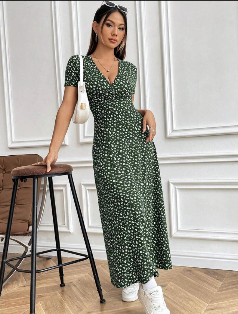 Vestido largo con estampado floral y   Escote en V A25PI01