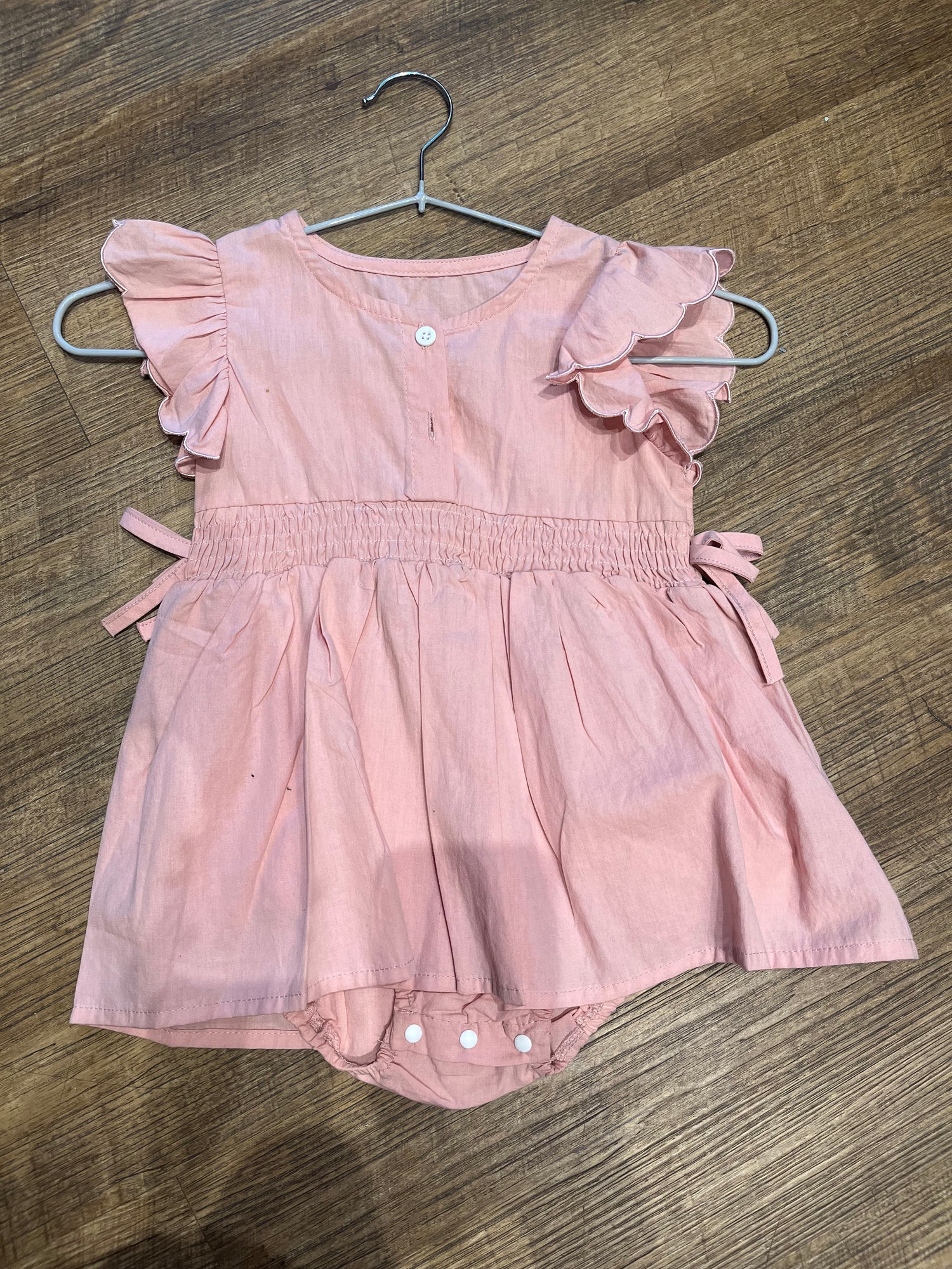 Vestido de verano fruncido con moños AL07