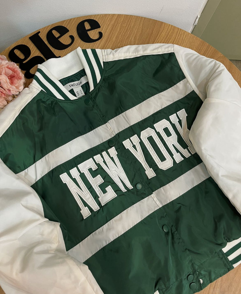Chaqueta con estampado de letras de Nueva York J25QV01