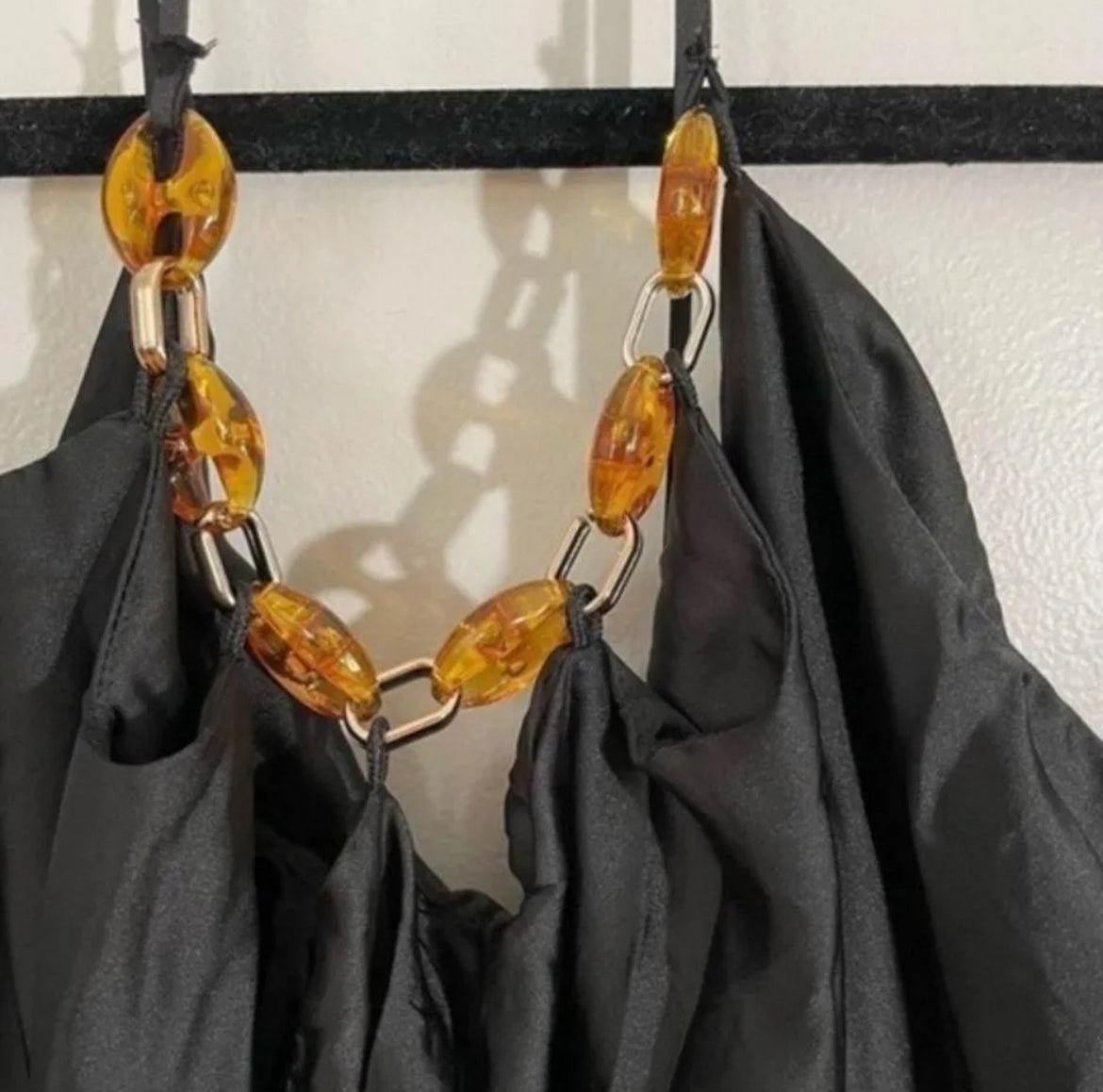 Vestido Satinado con Cinturon de Cadena J25QW01