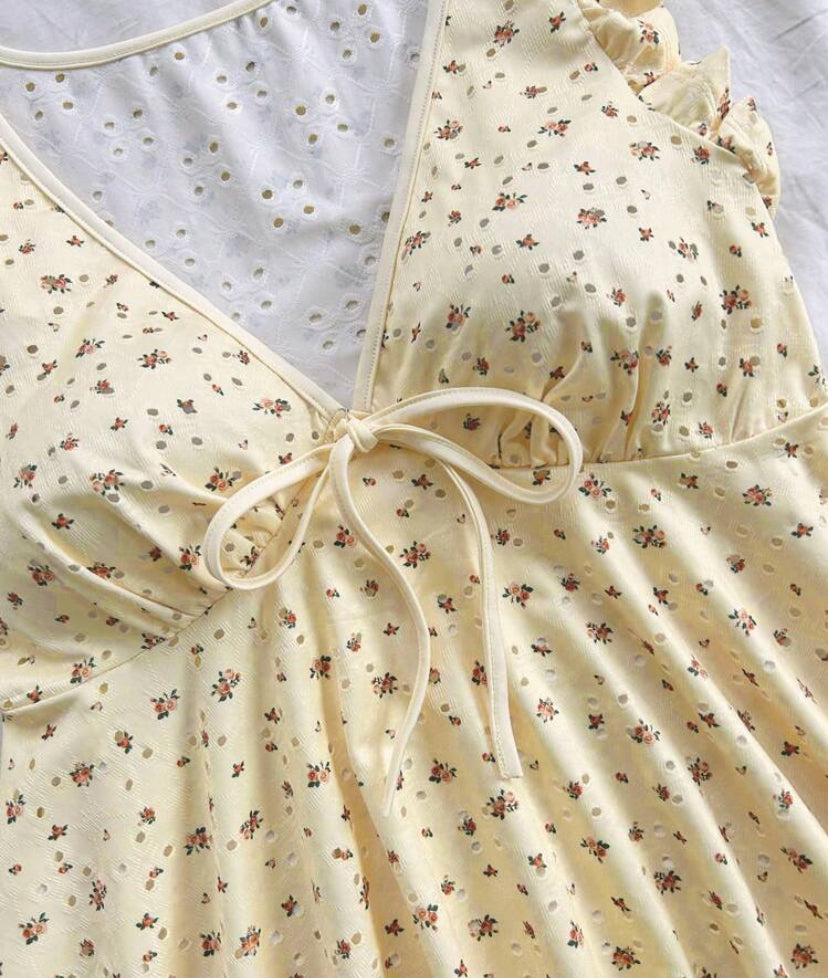 Camiseta con patrón de flores pequeñas A25PT09