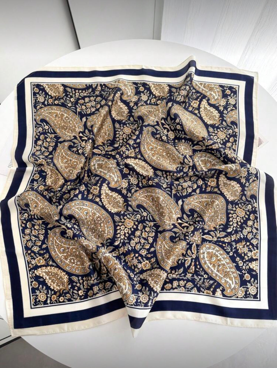 Pañuelo cuadrado con estampado floral O25WC05