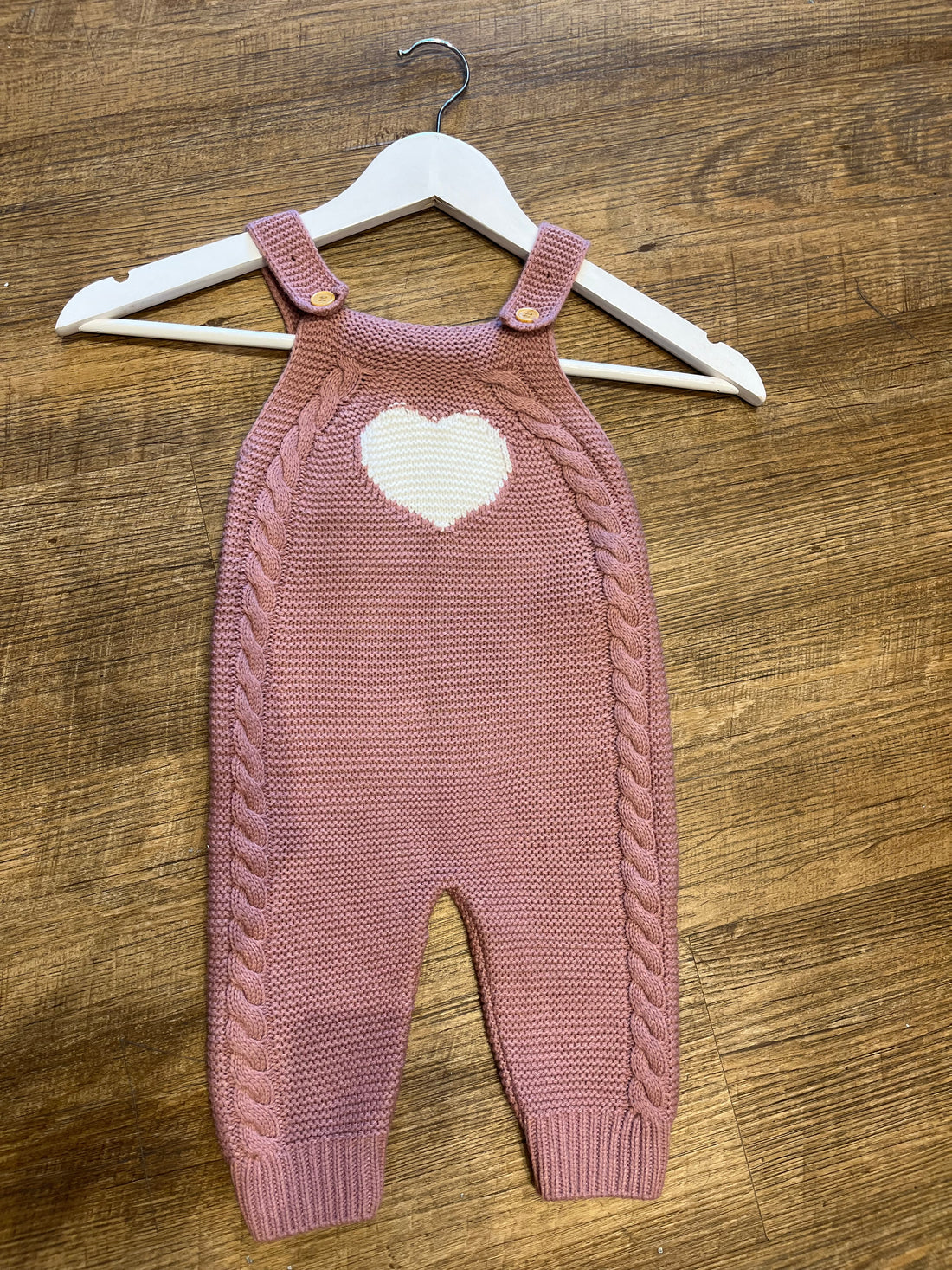 Overol con patrón de corazón AA06