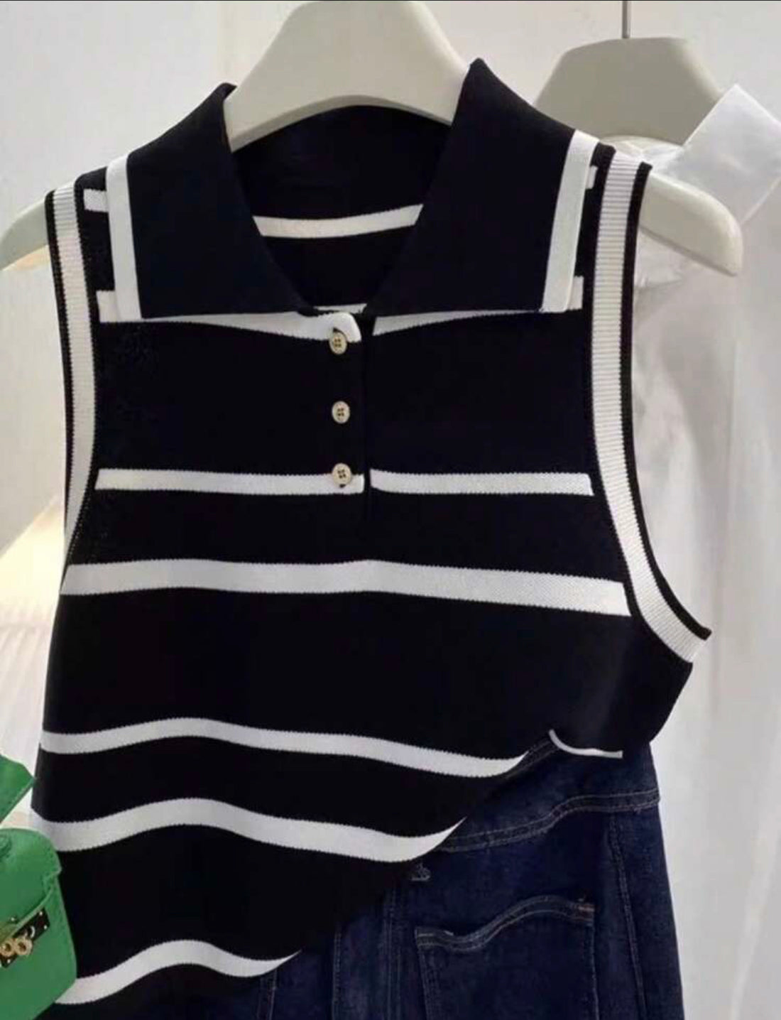 Chaleco de punto con cuello de polo a rayas A25QA010