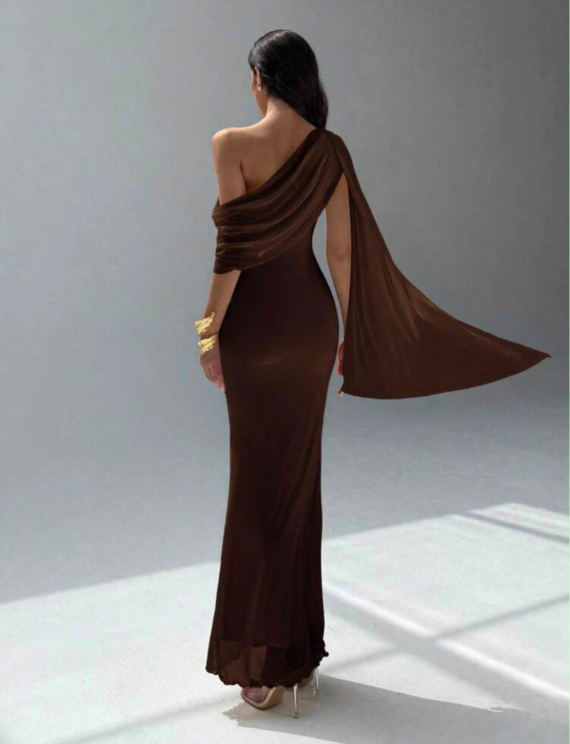 VESTIDO ASIMETRICO DE HOMBRO DE ÚNICOLOR JL26AE07