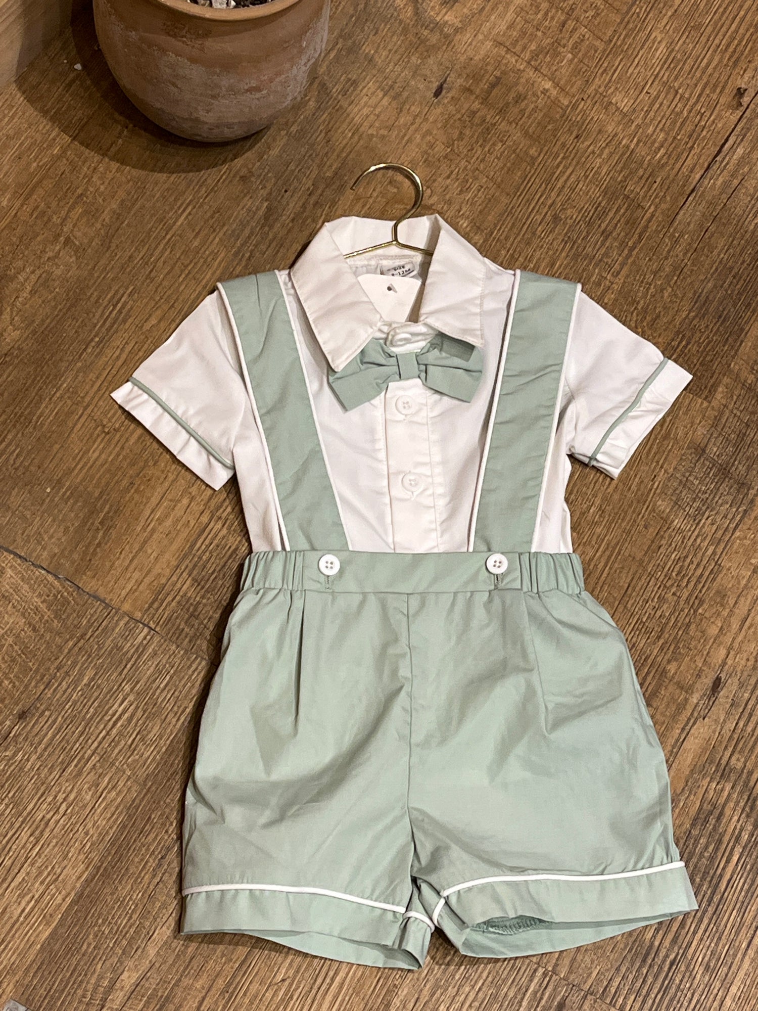 Camisa con lazo delantero, y Shorts de tiras AH01 ￼