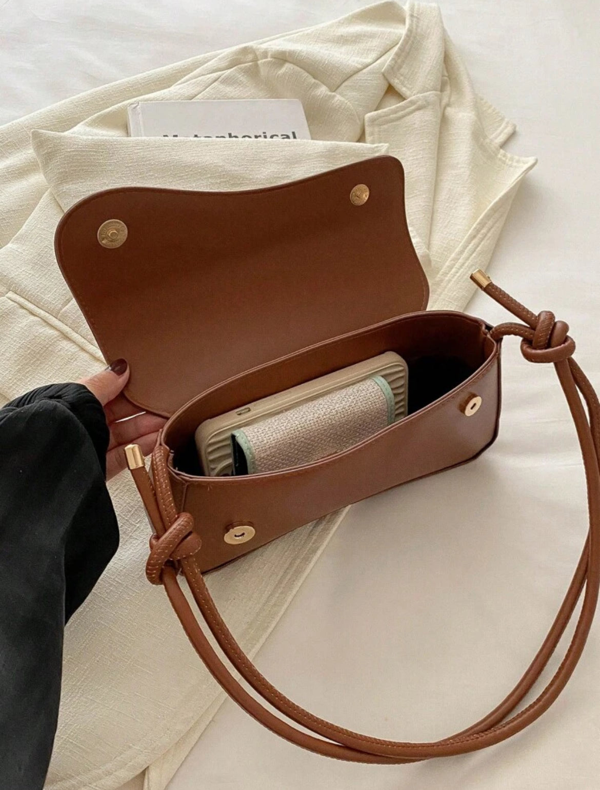 Bolso asimétrico con solapa AG25TQ09