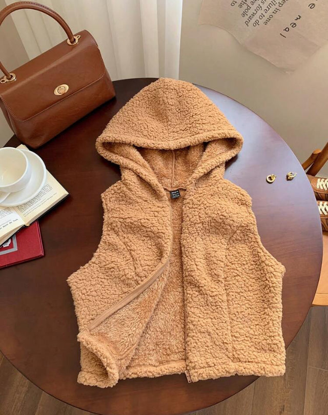 Chaqueta con capucha sin mangas E25MG02