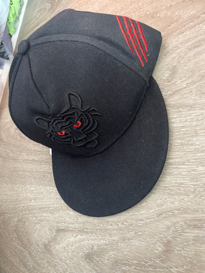 Escudo solar gorra plana de pantera negra. J25RS01