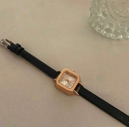 Reloj de cuarzo con caja cuadrada y correa A25QG09