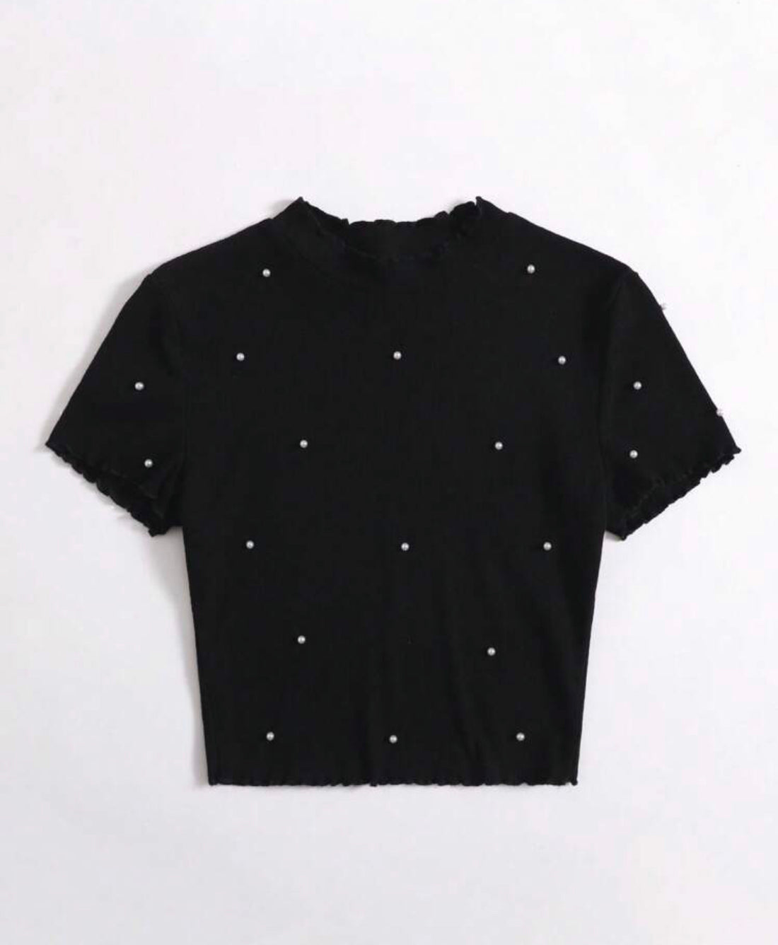 Top corto con recorte de lechuga y abolorios de perla A25QA09