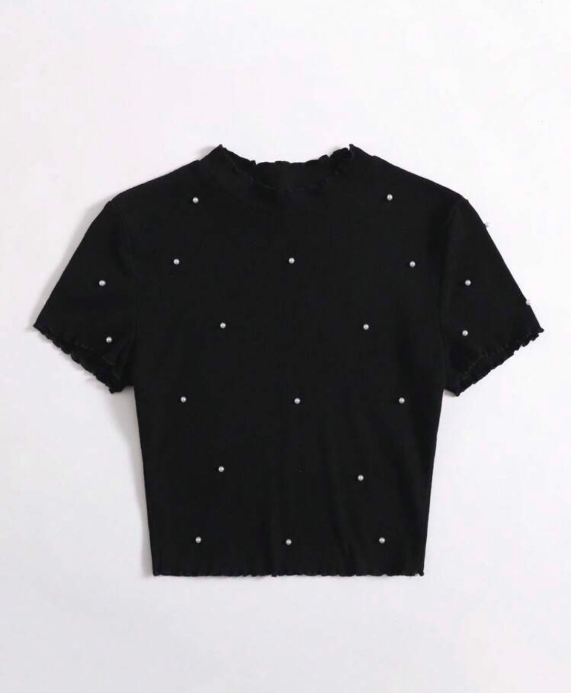 Top corto con recorte de lechuga y abolorios de perla A25QA09