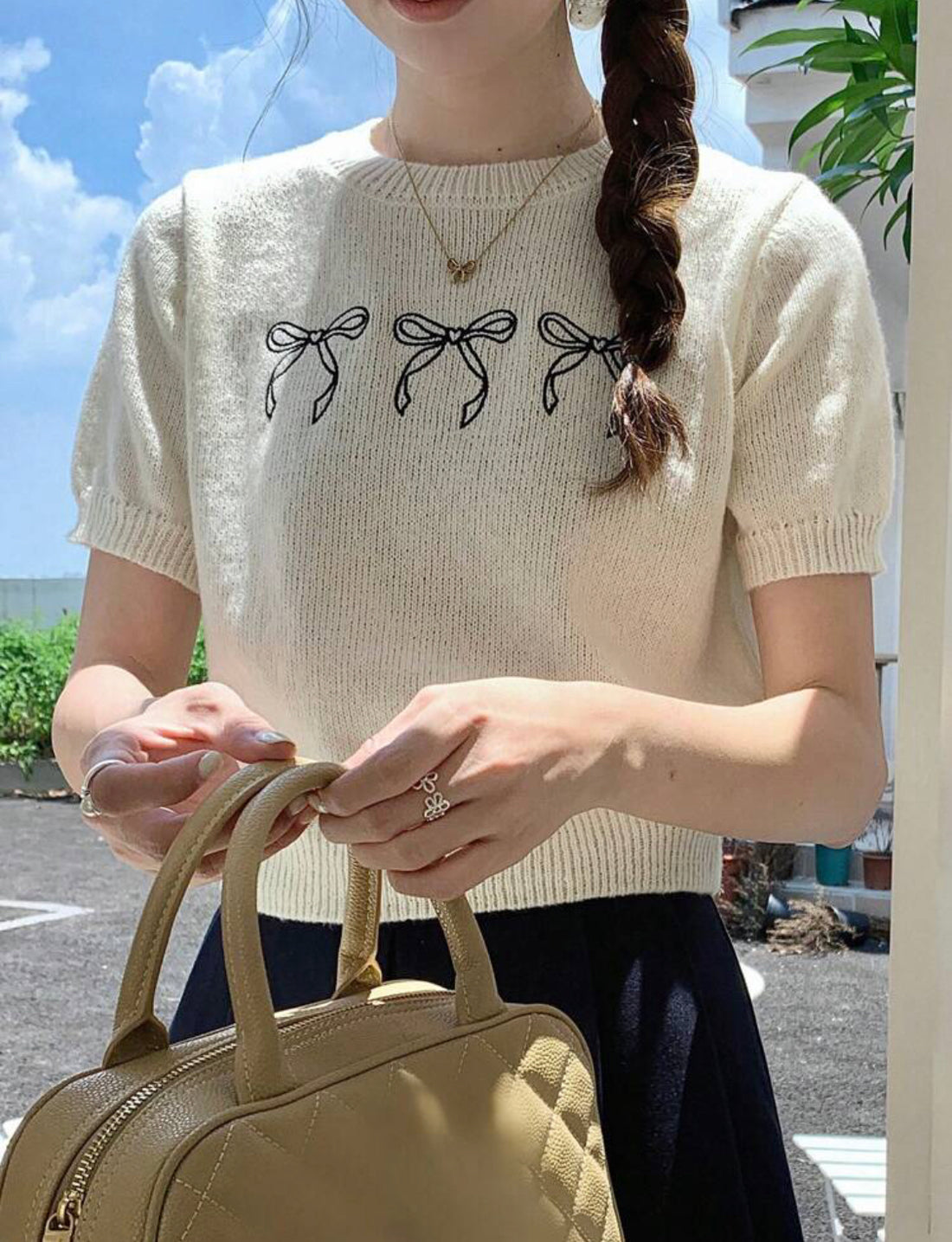 Blusa de punto de manga corta con bordado de lazo A25QF05