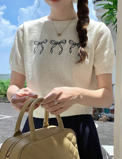 Blusa de punto de manga corta con bordado de lazo A25QF05