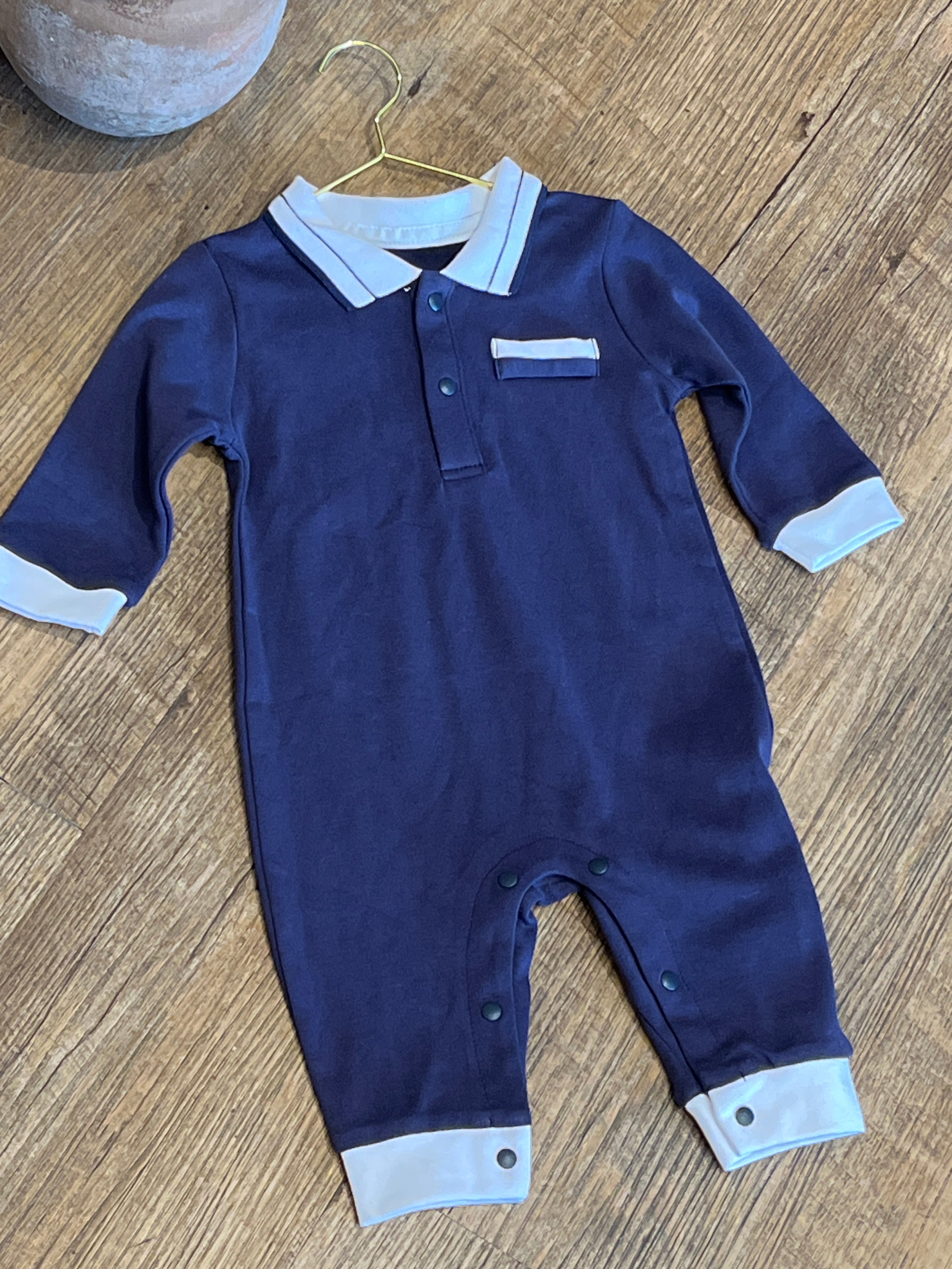 Jumpsuit de cuello en contraste con botón AG05 ￼