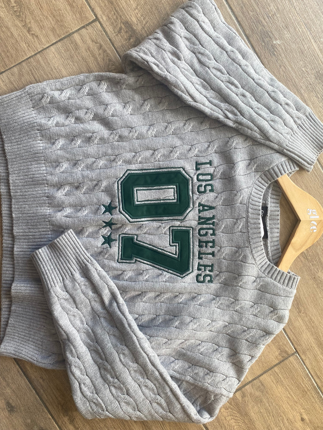 Suéter urbano con estampado de letras A25QN02