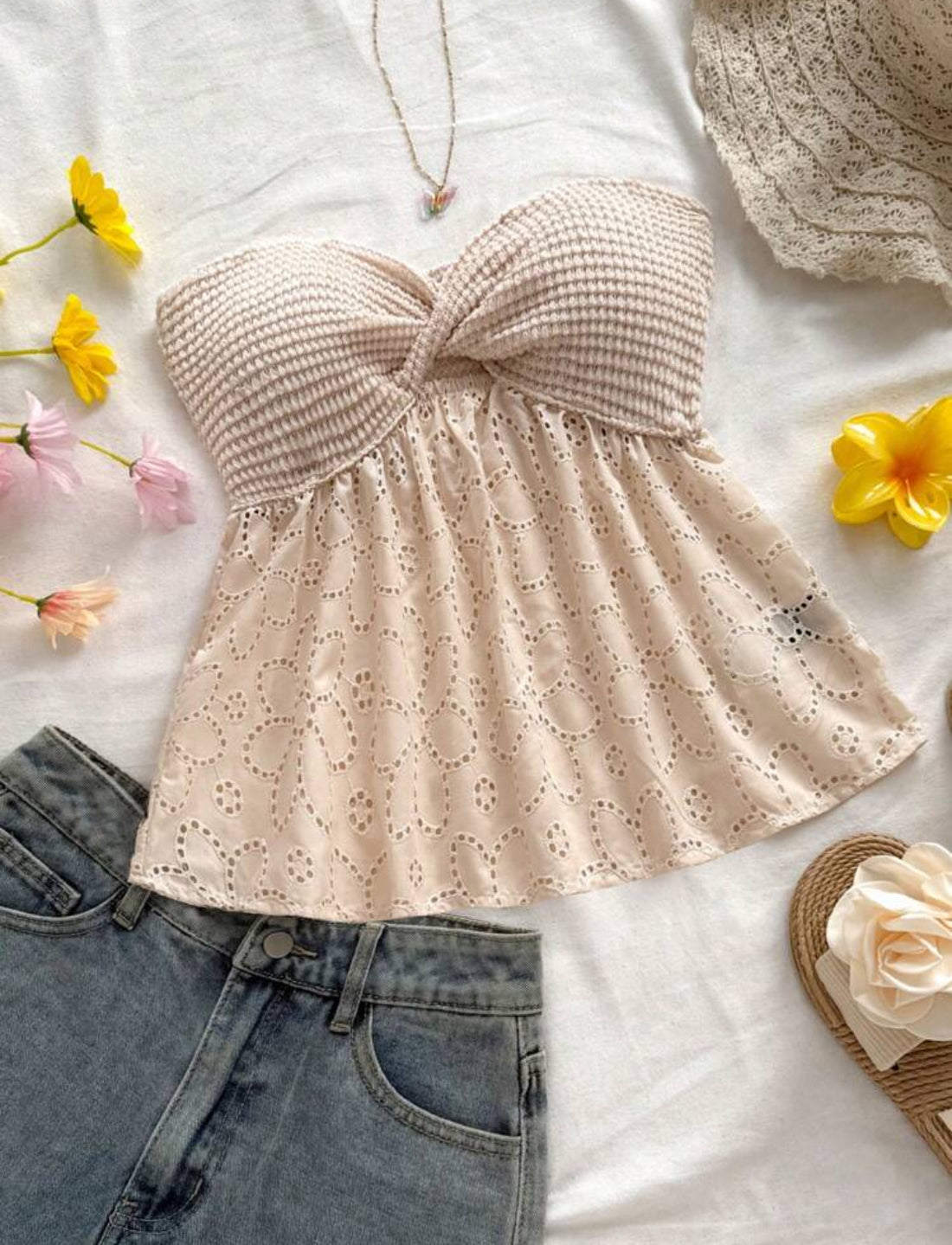 Top de hombros descubiertos con bordado de ojales A25PL08