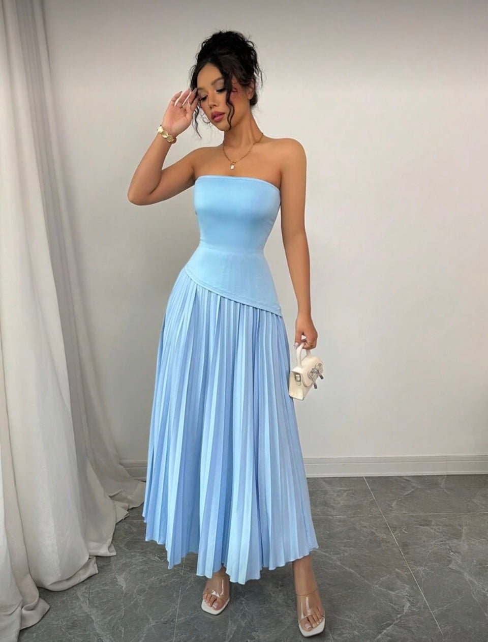 Vestido escotado y plisado celeste cielo S25UY08