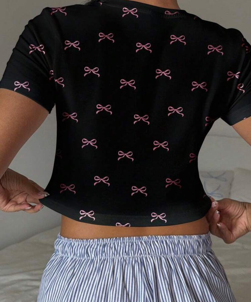 Camiseta corta casual con decoración de lazo rosa A25PÑ07