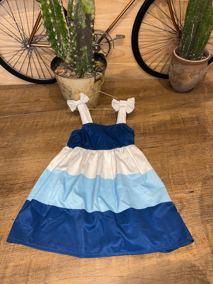 Vestido con bloques de color y tirantes AO010