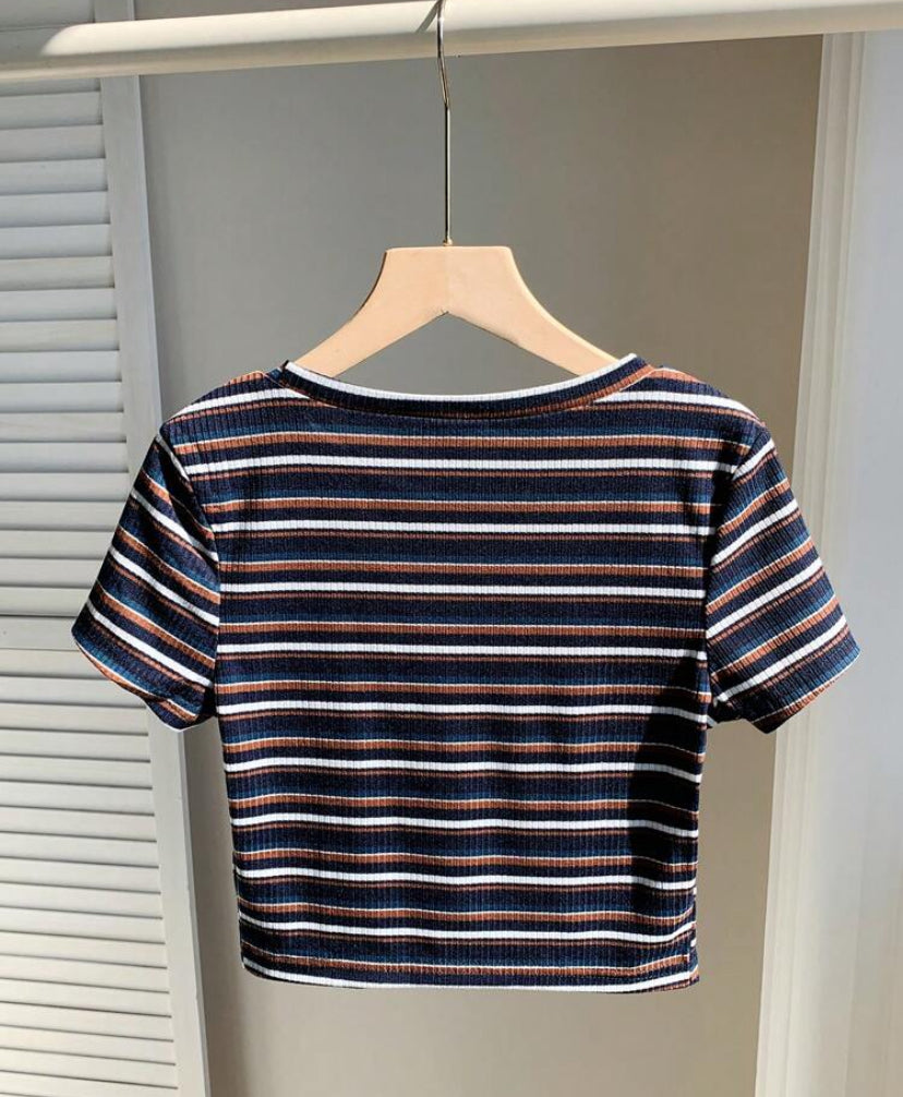 Camiseta de punto colorido con rayas A25PF02